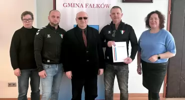 Gmina Fałków wspiera sport i aktywność fizyczną. Umowa z Gminnym Ludowym Klubem Sportowym podpisana