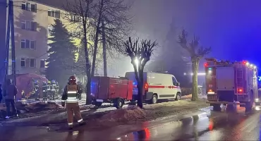 KOŃSKIE. Pożar w hotelowym korytarzu. 52 mieszkańców ewakuowano. Dwie osoby w szpitalu [ZDJĘCIA]