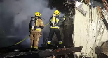 Kilkugodzinna akcja strażaków w Przybyszowach. Garaż i samochód w ogniu