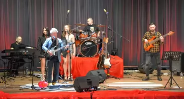 Walentynkowy wieczór w stąporkowskim domu kultury pełen muzyki i emocji [ZDJĘCIA]