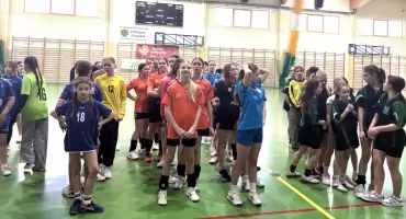 Drużyna Szkoły Podstawowej w Stadnickiej Woli zwyciężyła w Powiatowym Turnieju Mini Piłki Ręcznej Dziewcząt, rocznik 2013 i młodsze.