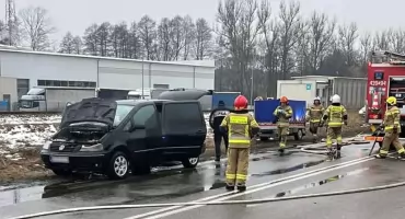 STĄPORKÓW. Ogień w przedziale. Strażacy gasili pożar auta osobowo-towarowego