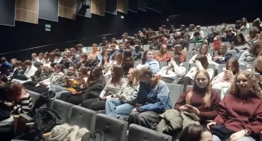 Kordian zszedł z pomnika. Mocny wieczór teatru w Końskich. Z romantyzmem w nowoczesnym wydaniu