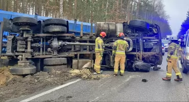 GMINA KOŃSKIE. Ciężarówka z naczepą przewróciła się na jezdnię i wpadła do rowu