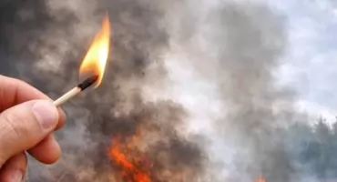 Wiosna ledwo zapukała, a łąkowi piromani czają się krzakach. Przeciwdziałajmy takim karygodnym zachowaniom!