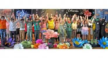 KOŃSKIE. Calineczka według trzecioklasistów Jedynki. Widzowie braw nie szczędzili!