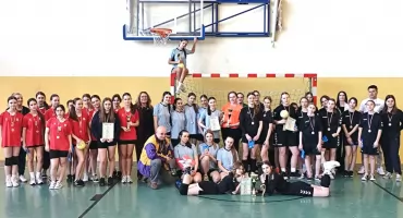 Dzień Kobiet na sportowo. Turniej Piłki Ręcznej Dziewcząt o Puchar Wójta Gminy Smyków [GALERIA ZDJĘĆ]
