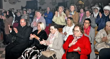 KOŃSKIE. Muzyczne życzenia dla kobiet u świętego Mikołaja. Widzowie i słuchacze wypełnili kolegiatę po brzegi