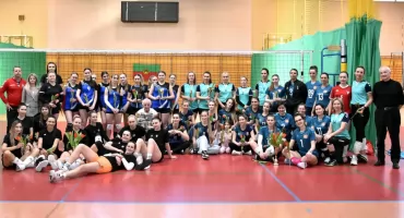 FAŁKÓW. Turniej Piłki Siatkowej z okazji Dnia Kobiet. Rywalizacja, kwiaty, tort oraz pożegnania