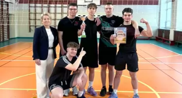 Turniej piłki siatkowej z okazji pierwszego dnia wiosny o puchar dyrektora szkoły w Mechaniku