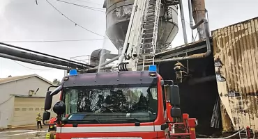 Pożar w Gracuchu. Spłonął silos z trocinami w zakładzie drzewnym