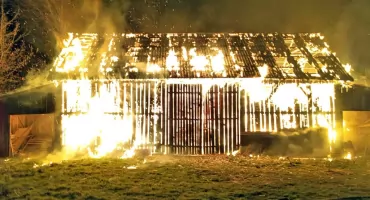 PIJANÓW. Ogień strawił budynki, baloty i trawy. Inicjował go podpalacz?