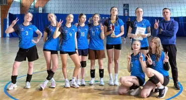 Powiatowy Turniej Piłki Siatkowej. Puchary starosty dla dziewcząt z II LO Końskie oraz chłopców z ZSP nr 1 Końskie