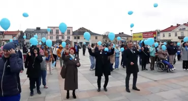 Światowy Dzień Świadomości Autyzmu. Plac Kościuszki w Końskich cały na niebiesko [ZDJĘCIA]