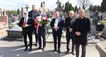 W 16. rocznicę katastrofy smoleńskiej. Delegacja samorządowców ze starostwa złożyła hołd ofiarom tej tragedii