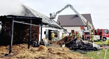 GMINA SŁUPIA KONECKA. Pożar drewutni i instalacji fotowoltaicznej w Skąpem