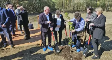 RADOSZYCE. Rekultywacja nieczynnego składowiska odpadów. Oddali Ziemi kawałek odnowionego terenu
