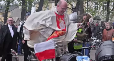 KOŃSKIE. Ci wspaniali mężczyźni (i kobiety) na swych szalejących maszynach... Miłośnicy motocykli przyjechali do Końskich z różnych stron województwa i Polski