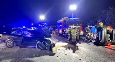 Wypadki w powiecie koneckim: O włos od tragedii. W Jacentowie zderzenie BMW ze Skodą. W Pomorzanach Kia uderzyła w przepust