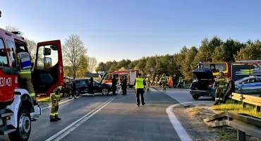 Wypadek w Jacentowie. Zderzyły się Toyota z Volvo. Dwie osoby odwieziono do szpitala