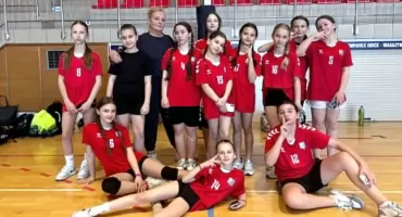 Dziewczęta z PSP nr 2 Stąporków z awansem do finału wojewódzkiego w minikoszykówce