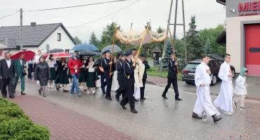Boże Ciało w Miedzierzy. Uroczystość zgromadziła rzesze parafian, którzy wspólnie uczestniczyli w modlitwie