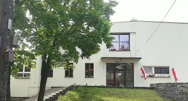 Jak dawna szkoła w Lutej stała się domem odzyskanego życia. Dwadzieścia lat bezpiecznej przystani