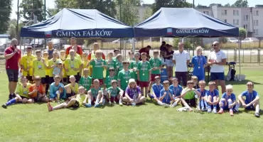 Sportowe powitanie wakacji. Turniej piłkarski GLKS Fałków