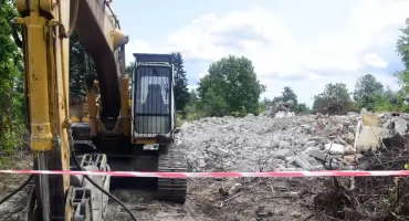 PARDOŁÓW. Słychać zgrzyt łamanej stali, widać tumany kurzu. Mury dawnej szkoły padły