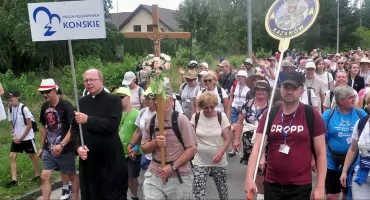 Konecka pielgrzymka w drodze na Jasną Górę. Wyruszyło około 280 pątników z koneckich parafii