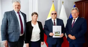 GMINA FAŁKÓW. Zakupią nowy autobus szkolny. Inwestycja w bezpieczeństwo i wygodę