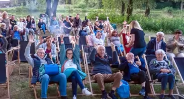 Filmowy wieczór pod gwiazdami w Czarnej. Wspólnie budują silną i zintegrowaną społeczność