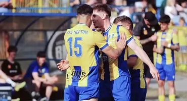 KEEZA 4 Liga świętokrzyska. Neptun Końskie wygrywa z Koroną III Kielce