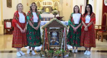Msza Święta dożynkowa w Miedzierzy. Podziękowali za tegoroczne plony i codzienną pracę rolników. Powitali nowego wikariusza