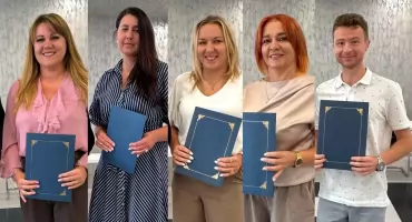 Pięcioro nauczycieli z gminy Stąporków z aktami nadania stopnia nauczyciela mianowanego