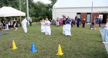 Slalom z jajkiem, z piłką, wyścigi w workach, obieranie jabłka na czas, czyli Sportowy Piknik Rodzinny w Przyłogach