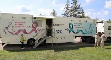 Bezpłatne badania w cytomammobusie przed budynkiem Starostwa Powiatowego w Końskich