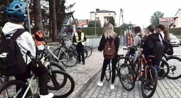 Młodzież z I LO w Końskich dowiedziała się wiele o bezpieczeństwie podczas szkolnego rajdu rowerowego do Czarnej