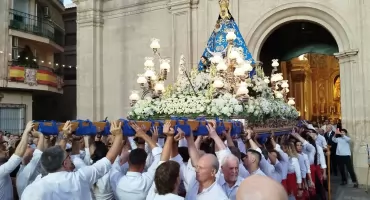 MOLINA DE SEGURA. Poruszające święto Matki Bożej Pocieszenia. Tysiące kwiatów i procesje setek ludzi