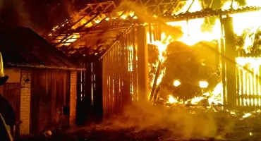 GMINA RADOSZYCE. W Lewoszowie stodoła stała w ogniu. Akcja gaśnicza trwała ponad 10 godzin