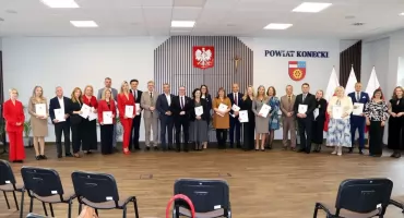 MODLISZEWICE, KOŃSKIE. Dzień Edukacji Narodowej. Niech nam dalej dzieci uczą