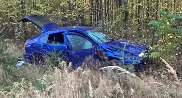 GMINA KOŃSKIE. Wypadek w Wąsoszu. Dachował Seat, bo omijał sarnę