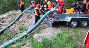 Wojewódzkie ćwiczenia strażaków z płonącym lasem w tle